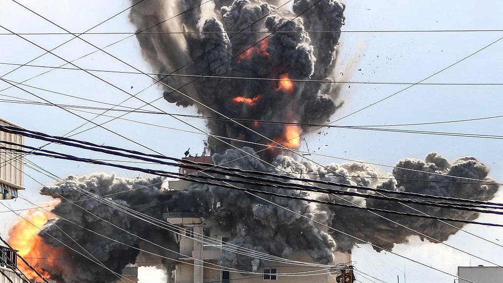 Una bola de fuego se eleva desde un edificio alcanzado por un ataque aéreo israelí en la zona de Abbasiyeh, en las afueras de la ciudad libanesa sureña de Tiro, el 8 de abril de 2026.