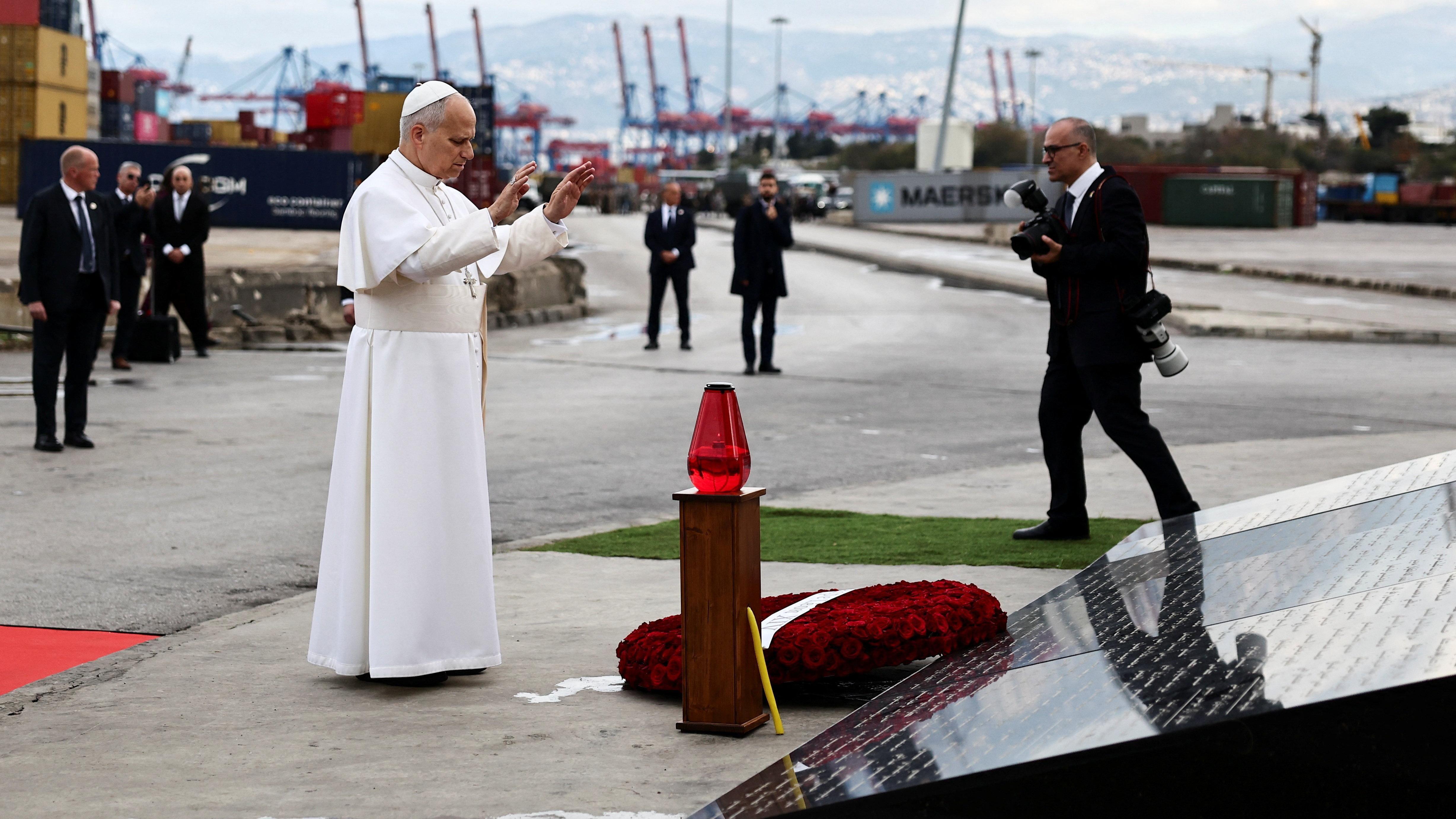 البابا ليون الرابع عشر يقيم صلاة صامتة في موقع انفجار مرفأ بيروت في أغسطس/آب 2020، خلال رحلته الرسولية الأولى، في بيروت، لبنان، 2 ديسمبر/كانون الأول 2025

