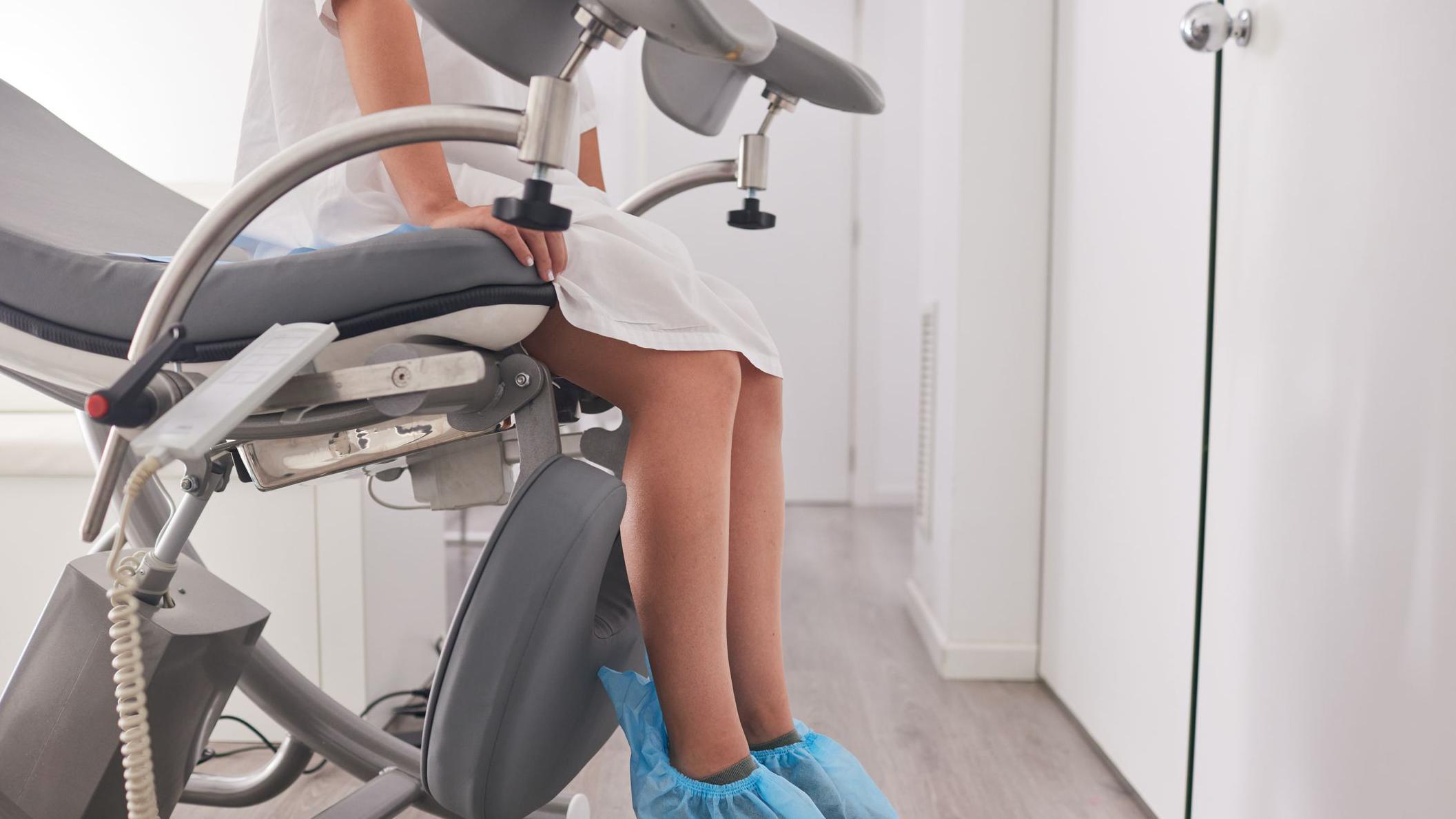 一名女性在婦產科診間的影像。