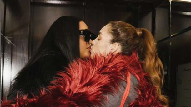 Brenda Biya beijando sua então namorada