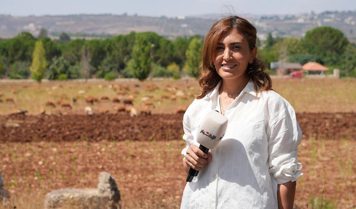 الصحفية آمال خليل خلال وجودها في إحدى بلدات جنوب لبنان، حيث راكمت خبرة واسعة بالمكان والناس.