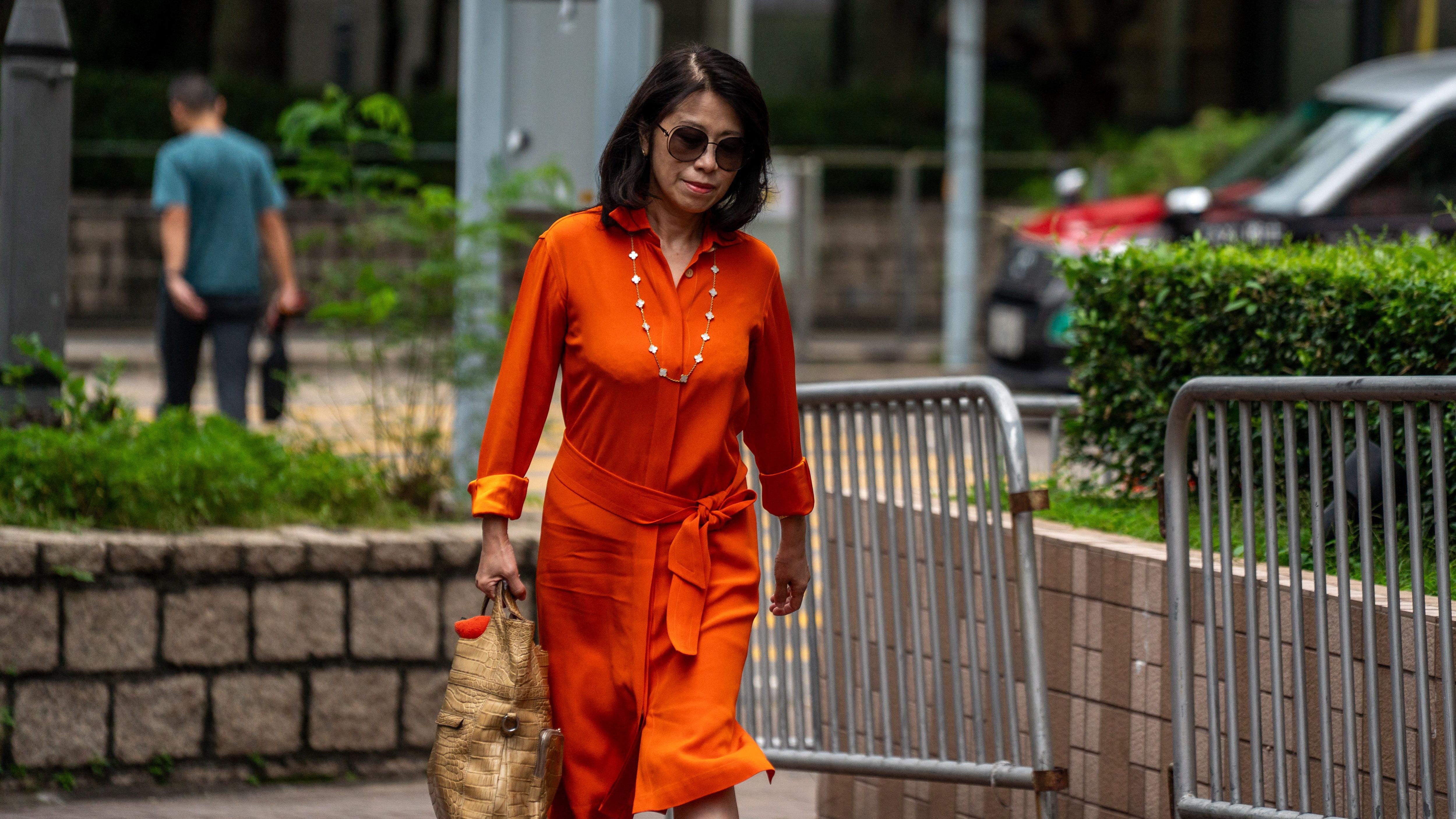 身穿橘紅色連身裙的黎智英夫人李韻琴抵達香港西九龍裁判法院（28/8/2025）