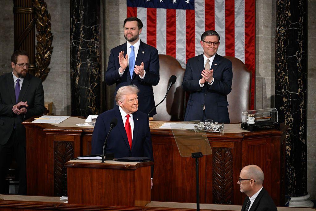 El vicepresidente de EE. UU., JD Vance, a la izquierda, y el presidente de la Cámara de Representantes de EE. UU., Mike Johnson, con el presidente de EE.UU., Donald Trump, listo para ofrecer el discurso sobre el Estado de la Unión en el Capitolio de EE. UU. en Washington, DC, EE. UU., el martes 24 de febrero de 2026.