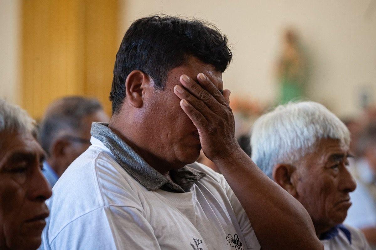 Percy Meza se emociona en medio de la misa realizada en Catacaos. 