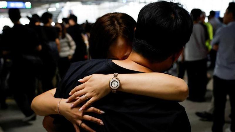 지난12일 인천국제공항 주차장에서 가족과 재회한 근로자의 모습