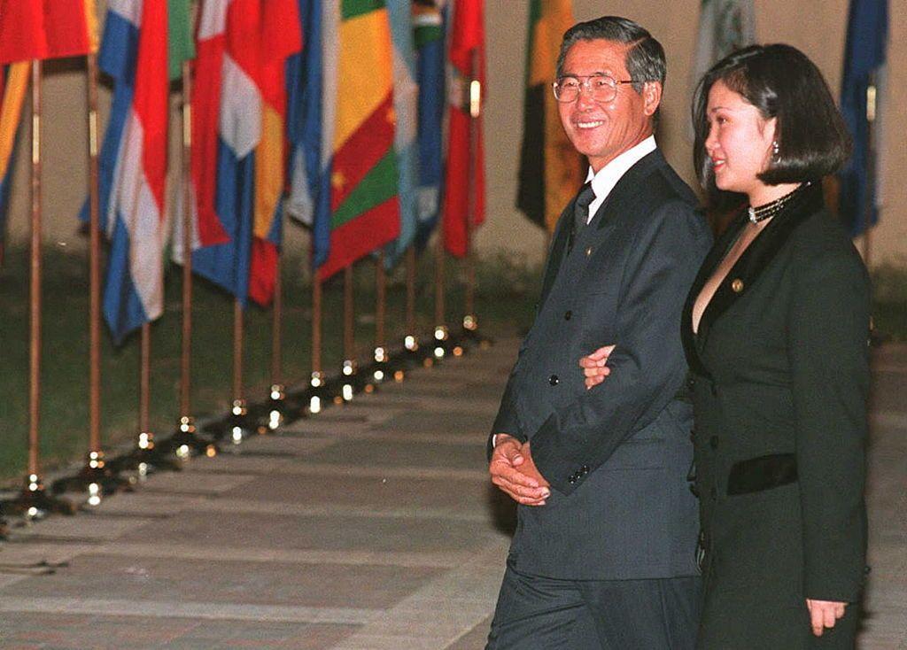 El entonces presidente peruano Alberto Fujimori y su hija Keiko Fujimori llegan a una Cumbre de las Américas en Florida, Estados Unidos, en diciembre de 1994. 