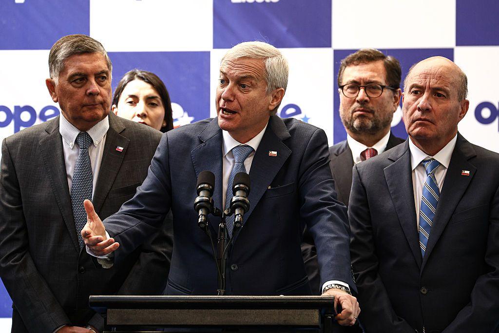 El presidente electo de Chile, José Antonio Kast, habla con la prensa tras el quiebre de la transición entre gobiernos. 