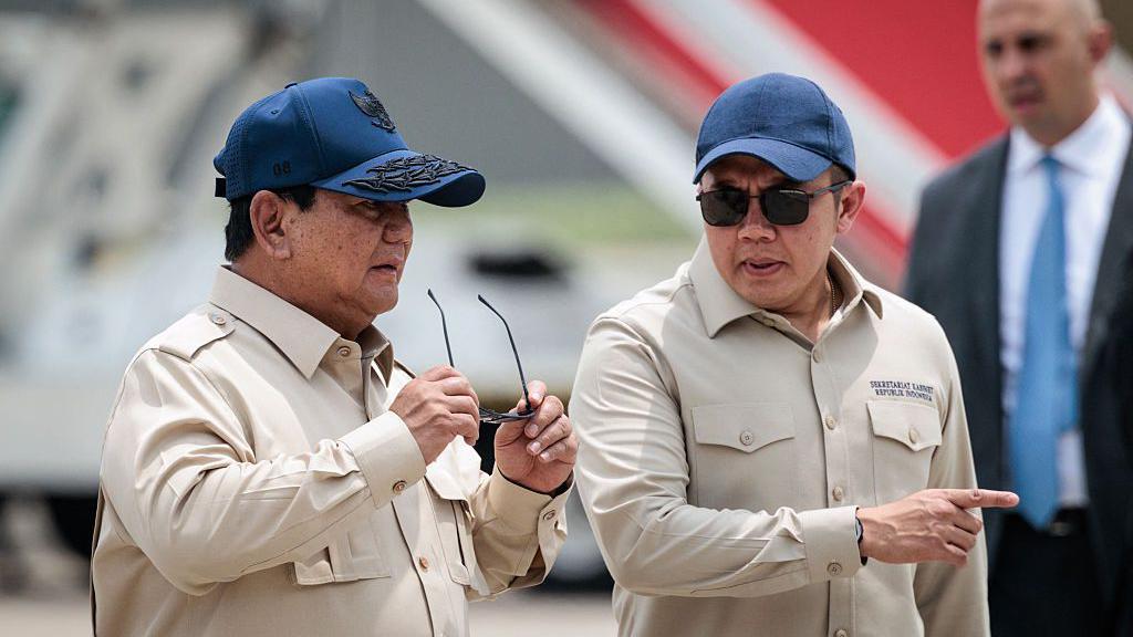 Presiden Prabowo Subianto (kiri) berbicara dengan Sekretaris Kabinet Teddy Indra Wijaya usai melepas Raja Yordania Abdullah II di Pangkalan TNI AU Halim Perdanakusuma di Jakarta pada 15 November 2025.