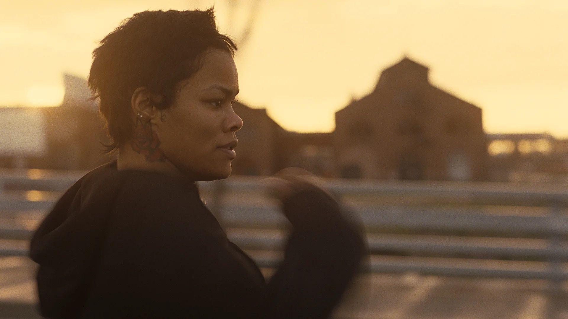 Teyana Taylor corre a través de un puente en "Una batalla tras otra"