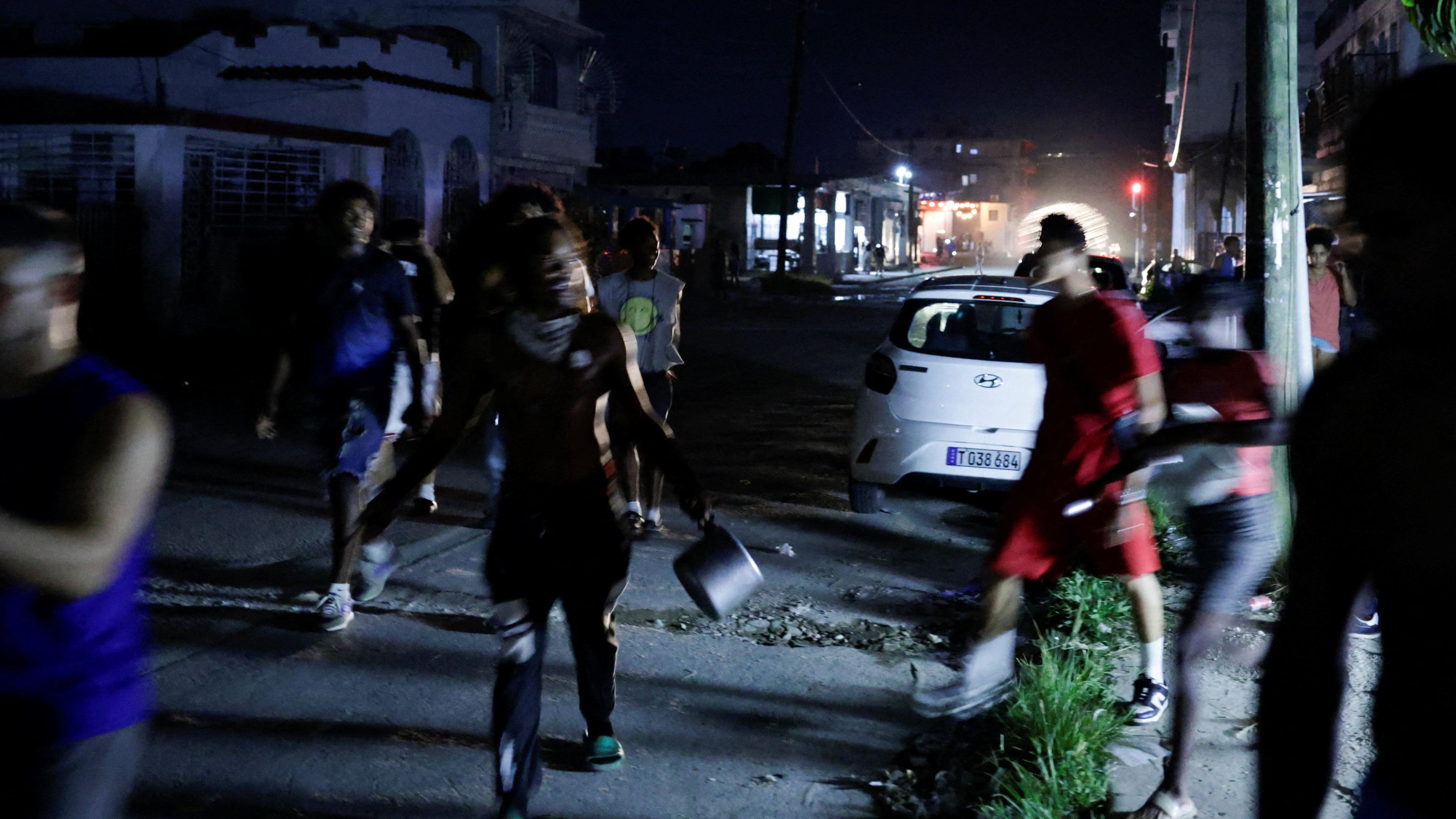 Dezenas de manifestantes carregando panelas e frigideiras correm pelas ruas de Havana &agrave; noite em protesto contra a recente escassez de energia