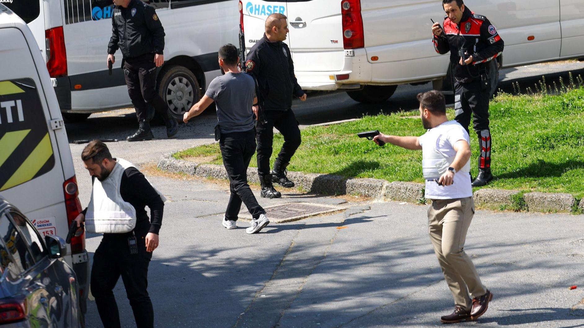 Policajci u civilu u severnom delu Istanbula