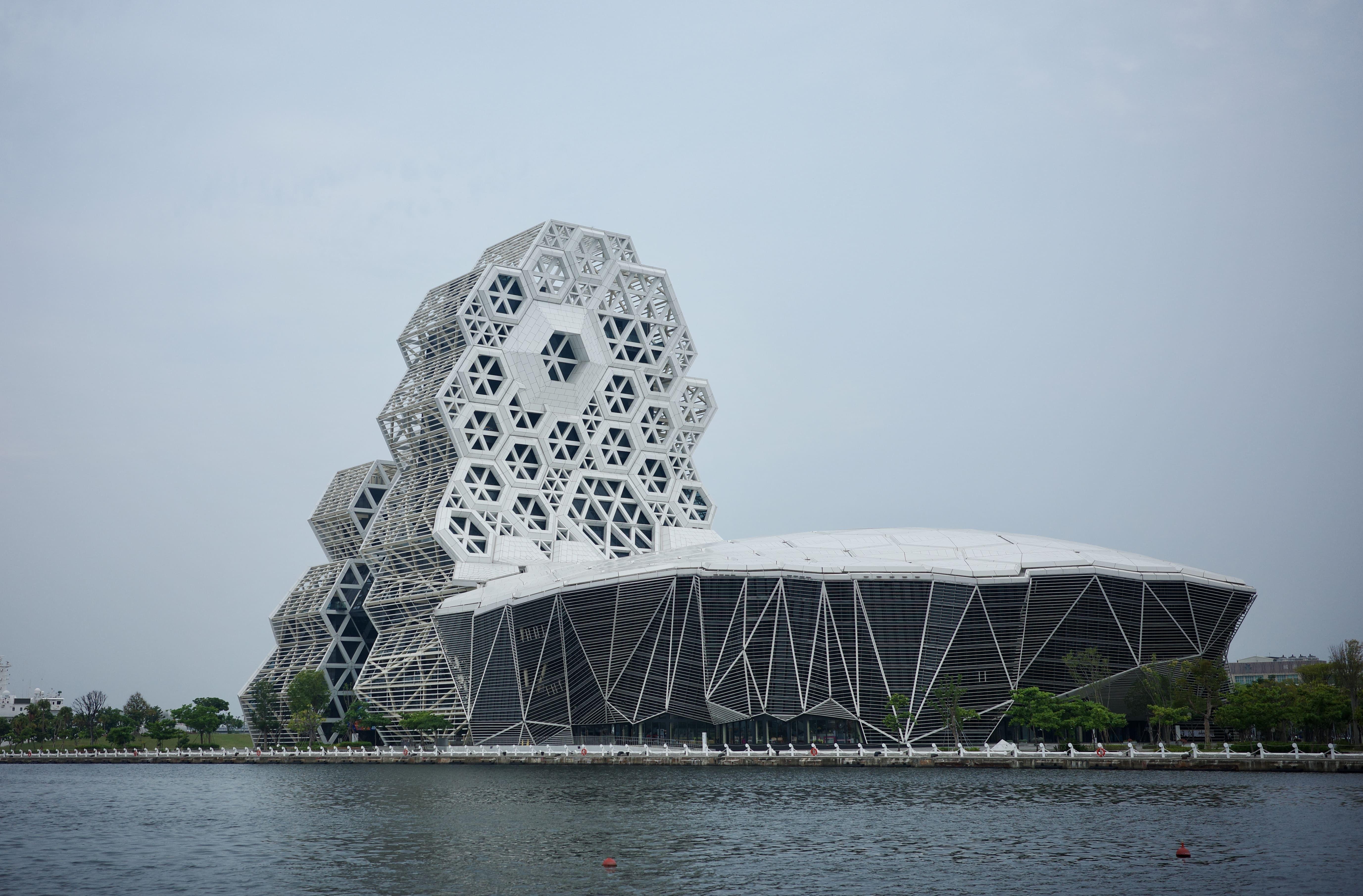 2023年高雄舉行了117場演唱會，2024年進一步增至157場，主要場館如漢神巨蛋、高雄流行音樂中心到世運主場館都滿檔，被產業界稱為「演唱會元年」。