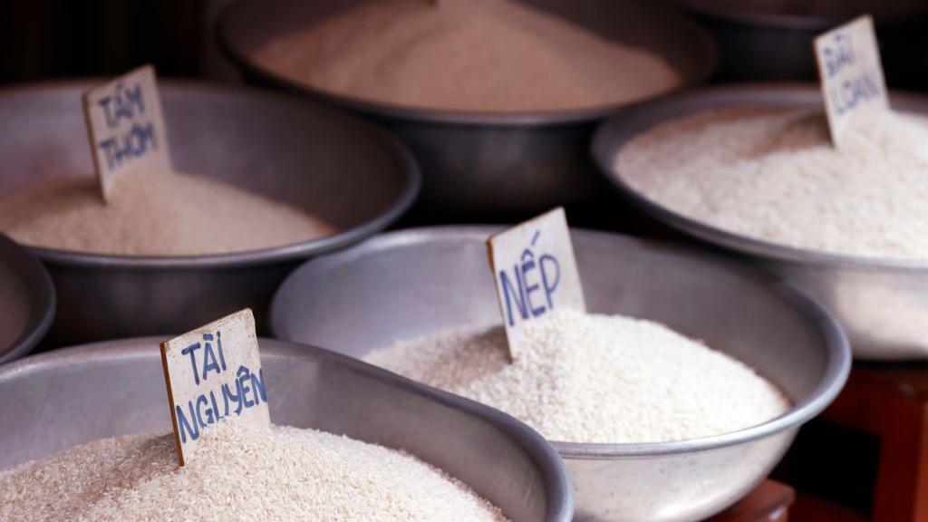 Cuencos de arroz en una tienda en Vietnam.