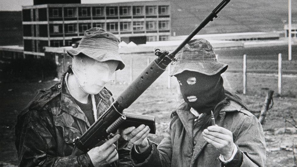 pripadnici IRA pod maskama