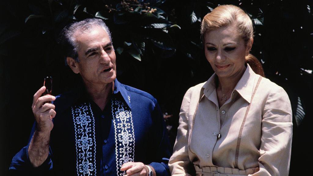 El sha Mohammed Reza Pahlavi de Irán y su esposa, la princesa Farah, al sur de la capital mexicana, en medio de estrictas medidas de seguridad, tras su salida de las Bahamas.