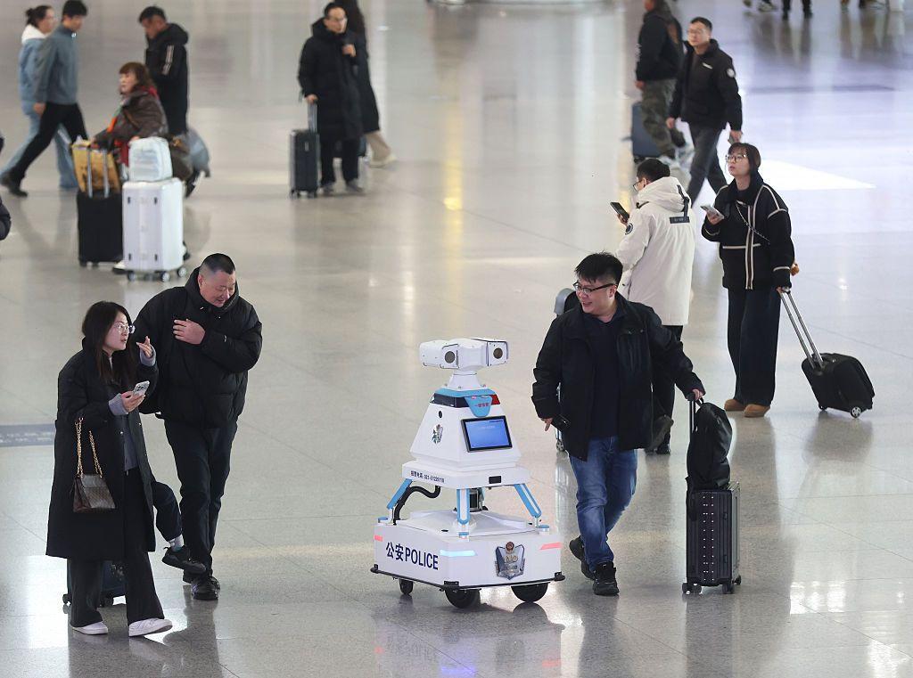 一架機器人在巡邏，周圍是好奇的人群