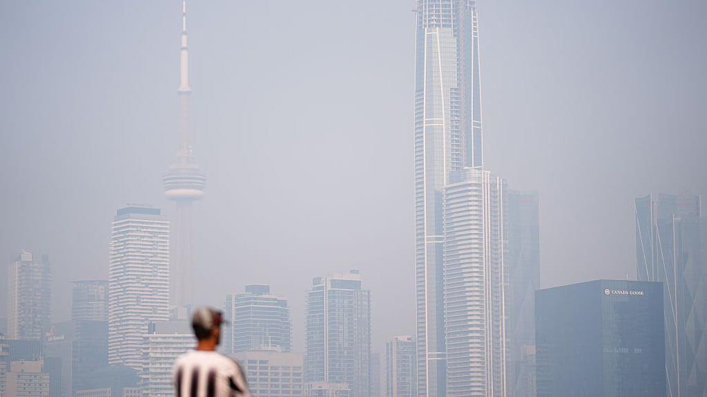 More than 800 Canadian wildfires burning as air quality alerts extend to US