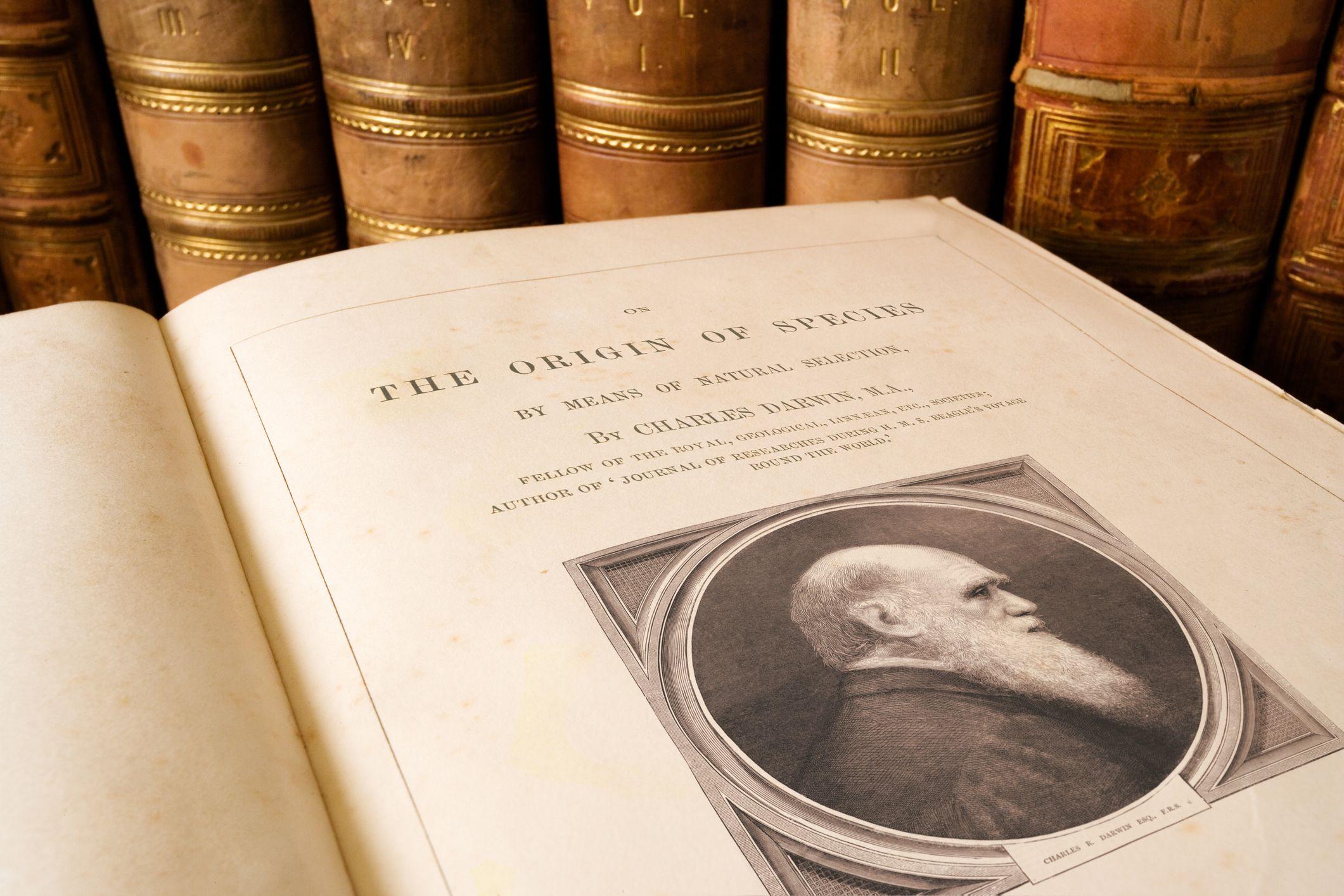 Antiguo ejemplar de "El origen de las especies".