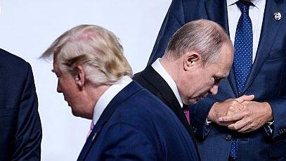 Donald Trump y Vladimir Putin caminan en direcciones opuestas