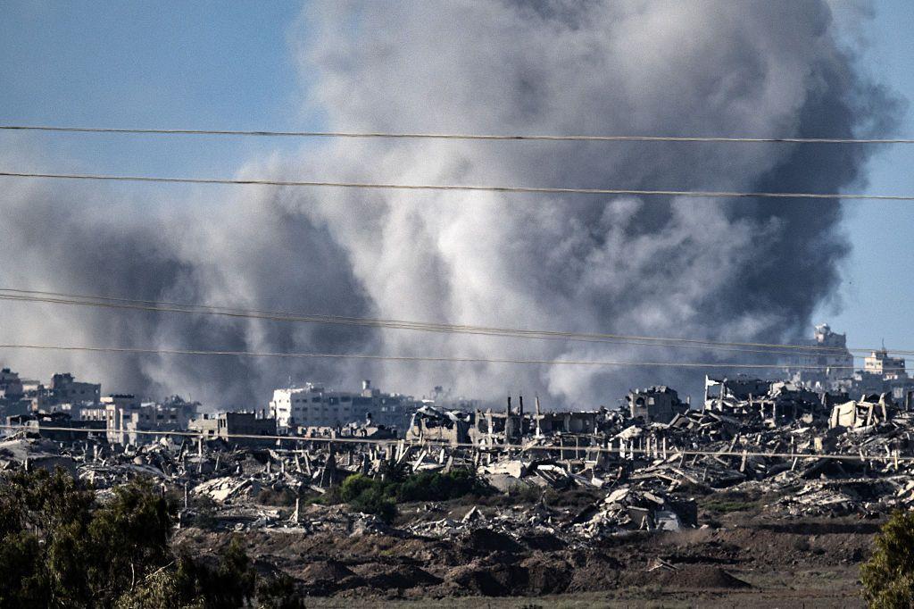 Una enorme nube de humo se levanta sobre los edificios y casas desplomadas en la Ciudad de Gaza