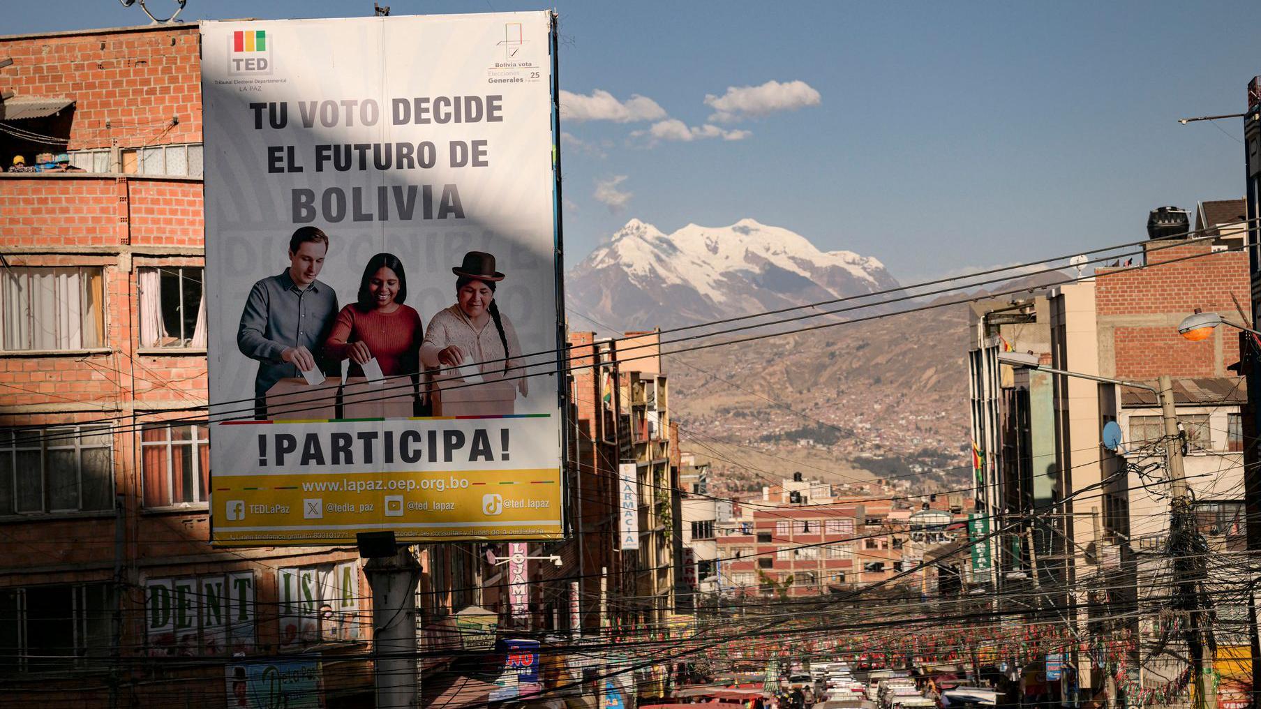 Um cartaz chamando a população para votar nas eleições presidenciais em La Paz, em agosto de 2025.