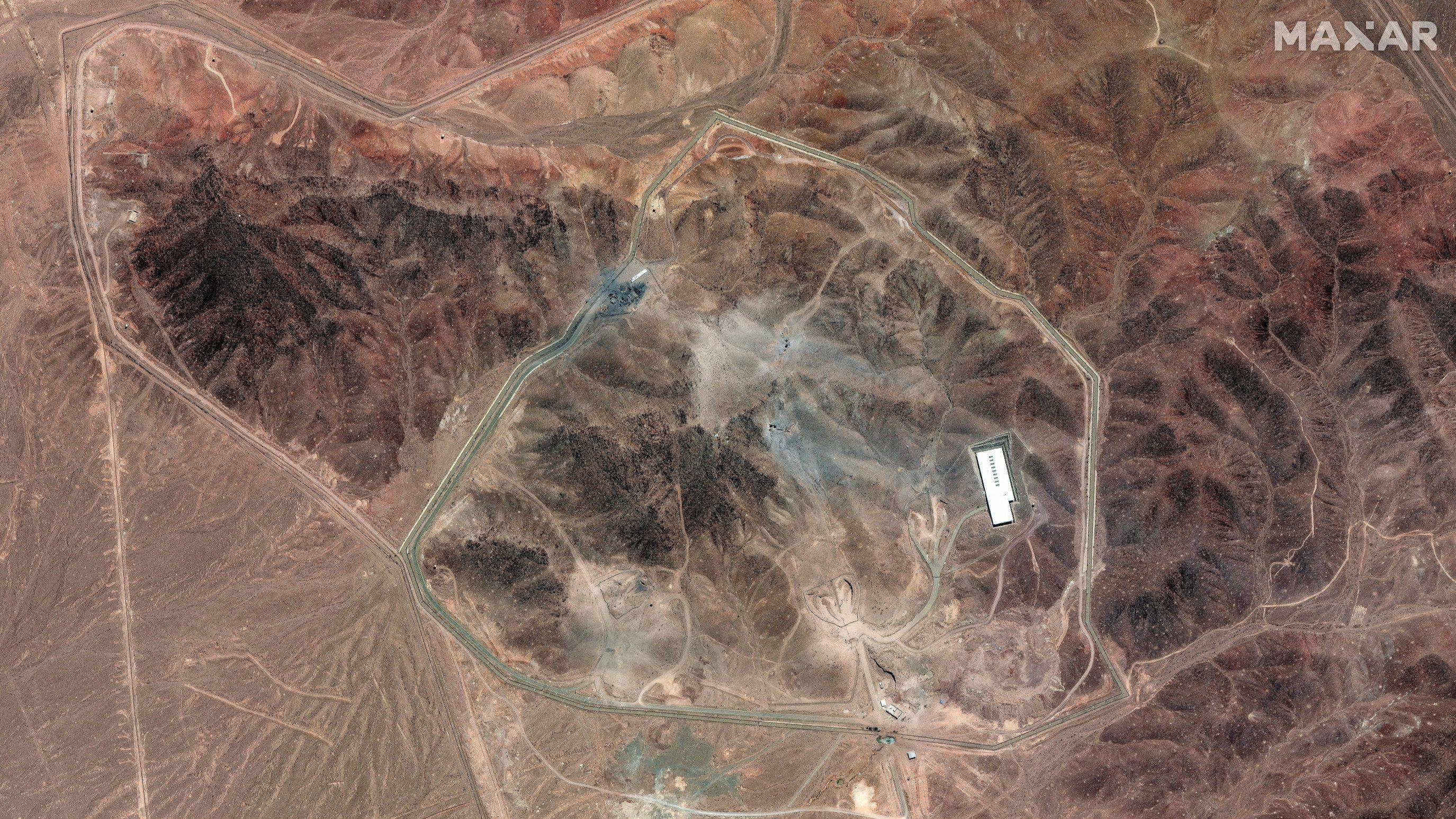 Imagem de satélite da instalação de enriquecimento de combustível de Fordo, no Irã, após os ataques aéreos de 23 de junho