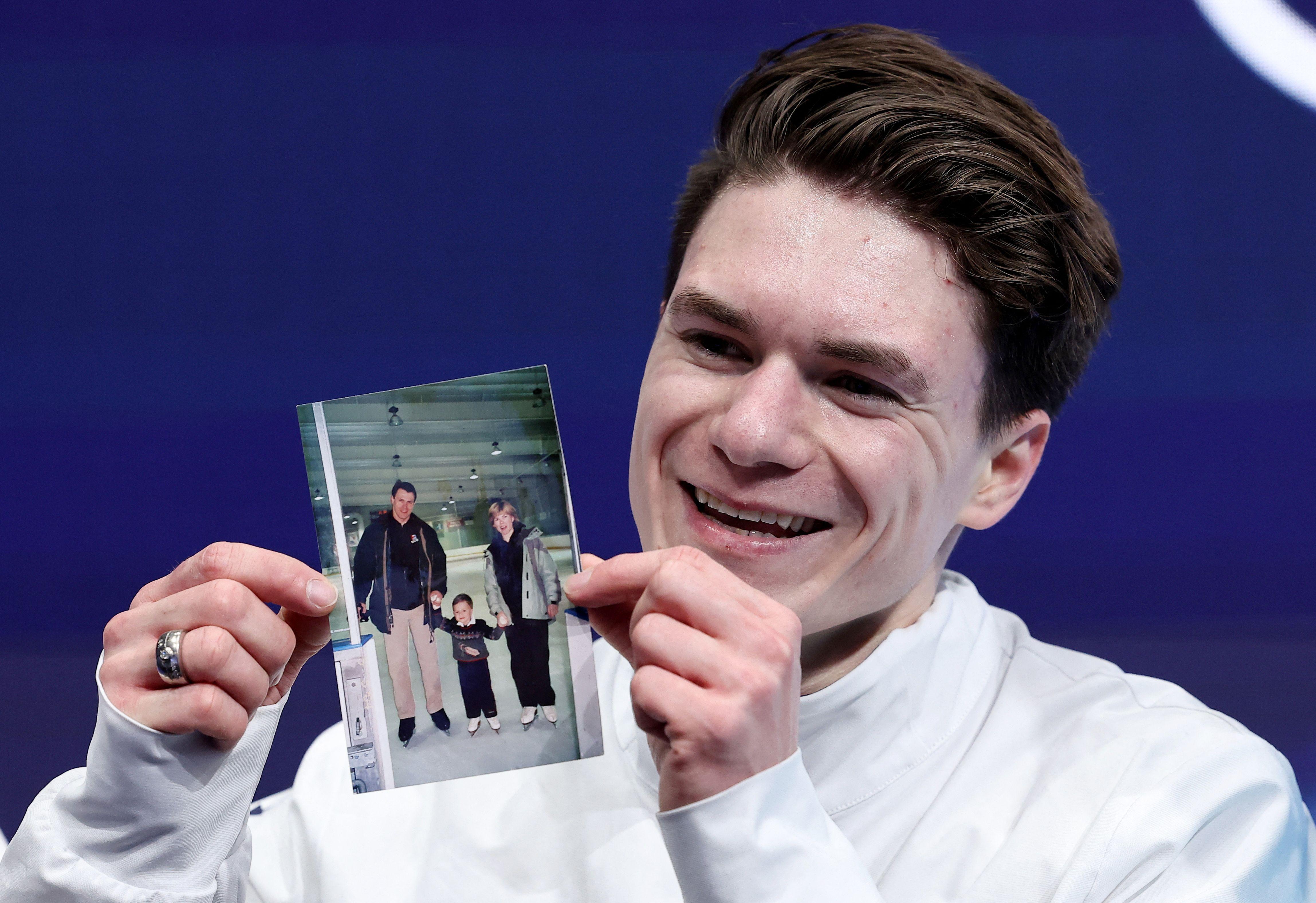 klizač maksim naumov pokazuje fotografiju roditelja koji su poginuli u avionskoj nesreći