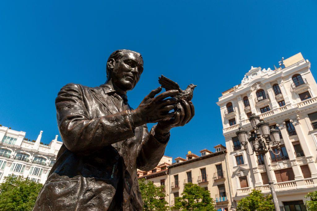 Estatua de García Lorca en la plaza de Santa Ana de Madrid.