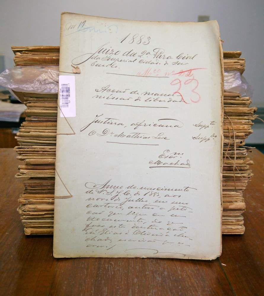 Pilha de a&ccedil;&otilde;es de escravos no Tribunal de Justi&ccedil;a de S&atilde;o Paulo   