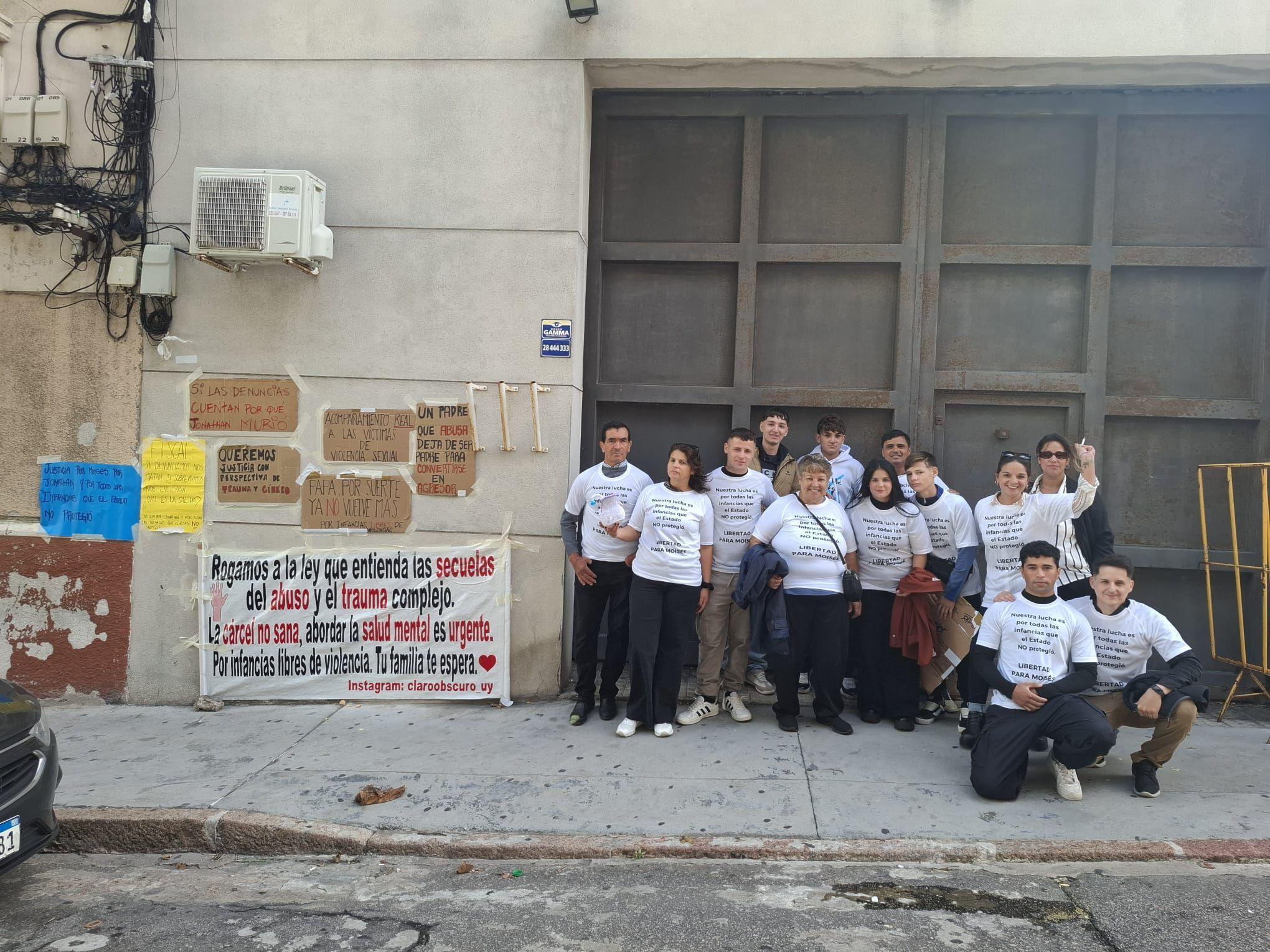 Sara y sus hermanos protestando 