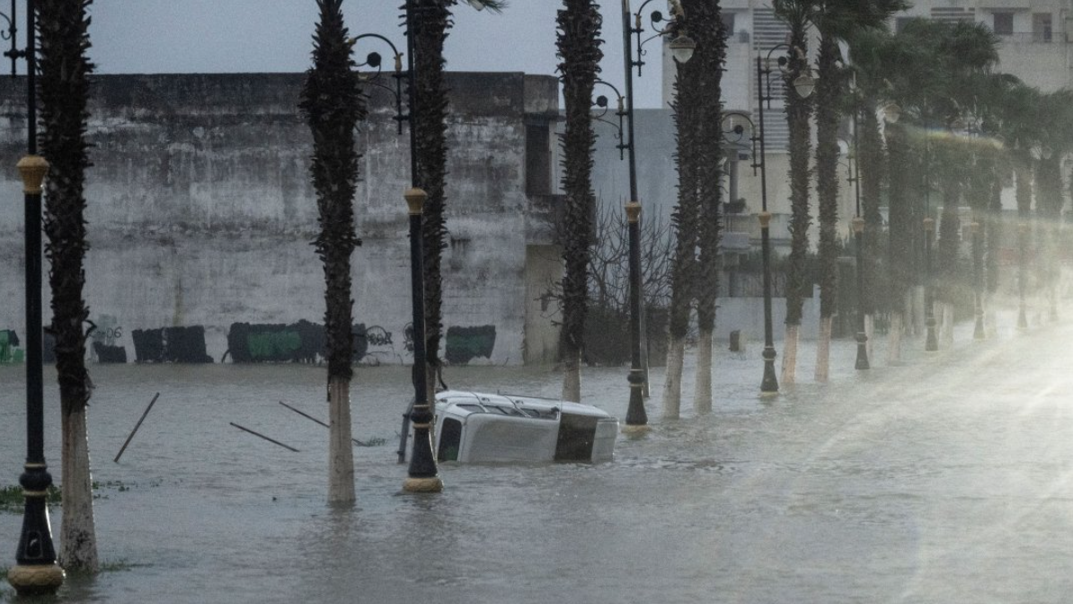 سيارة عالقة وسط مياه الفيضان بعد أن غمرت المياه المنازل في قصر الكبير بالمغرب، في 30 يناير/ كانون الثاني 2026.