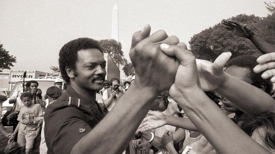 Jesse Jackson saludando a la gente en Washington durante un mitin.