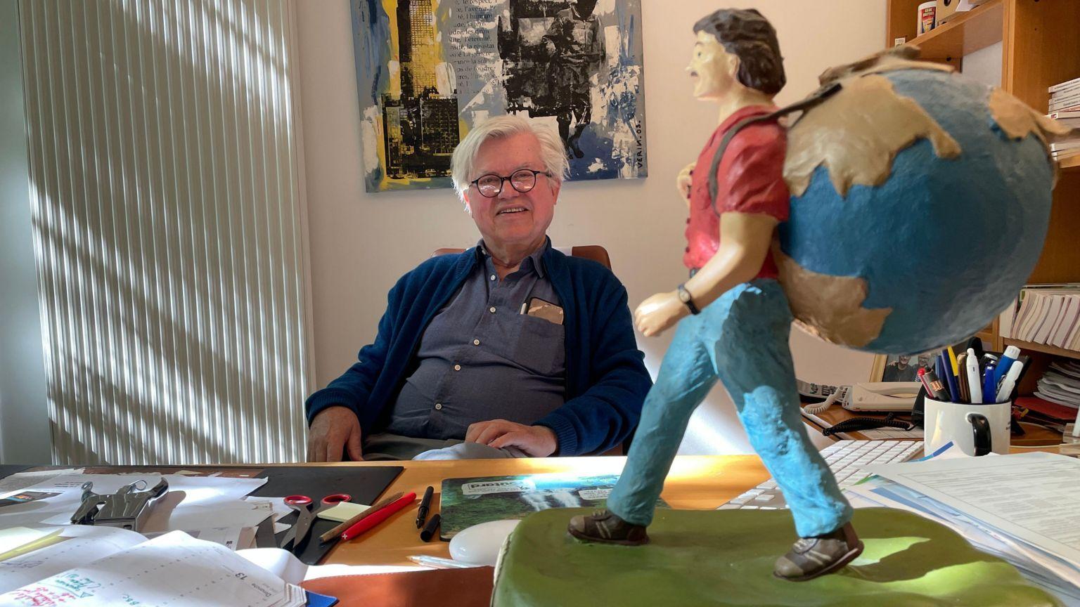 Philippe Gloaguen en su mesa de trabajo. 