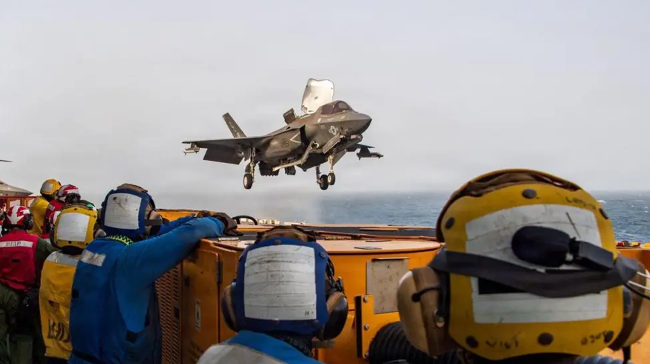 Militares americanos a bordo do navio de assalto anfíbio USS Boxer observam um caça americano em voo. Foto de arquivo.