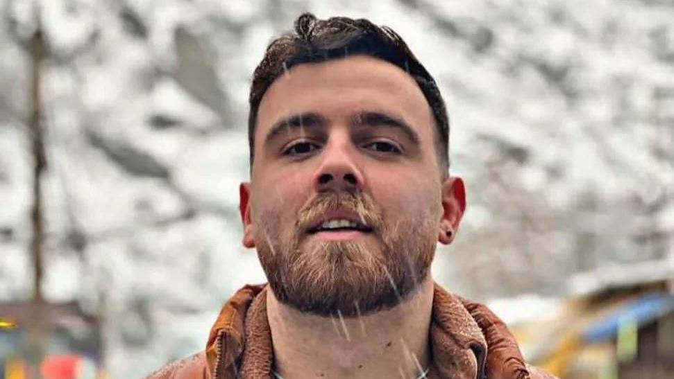 Erfan Soltani, um jovem de barba e cabelo castanho curto. 