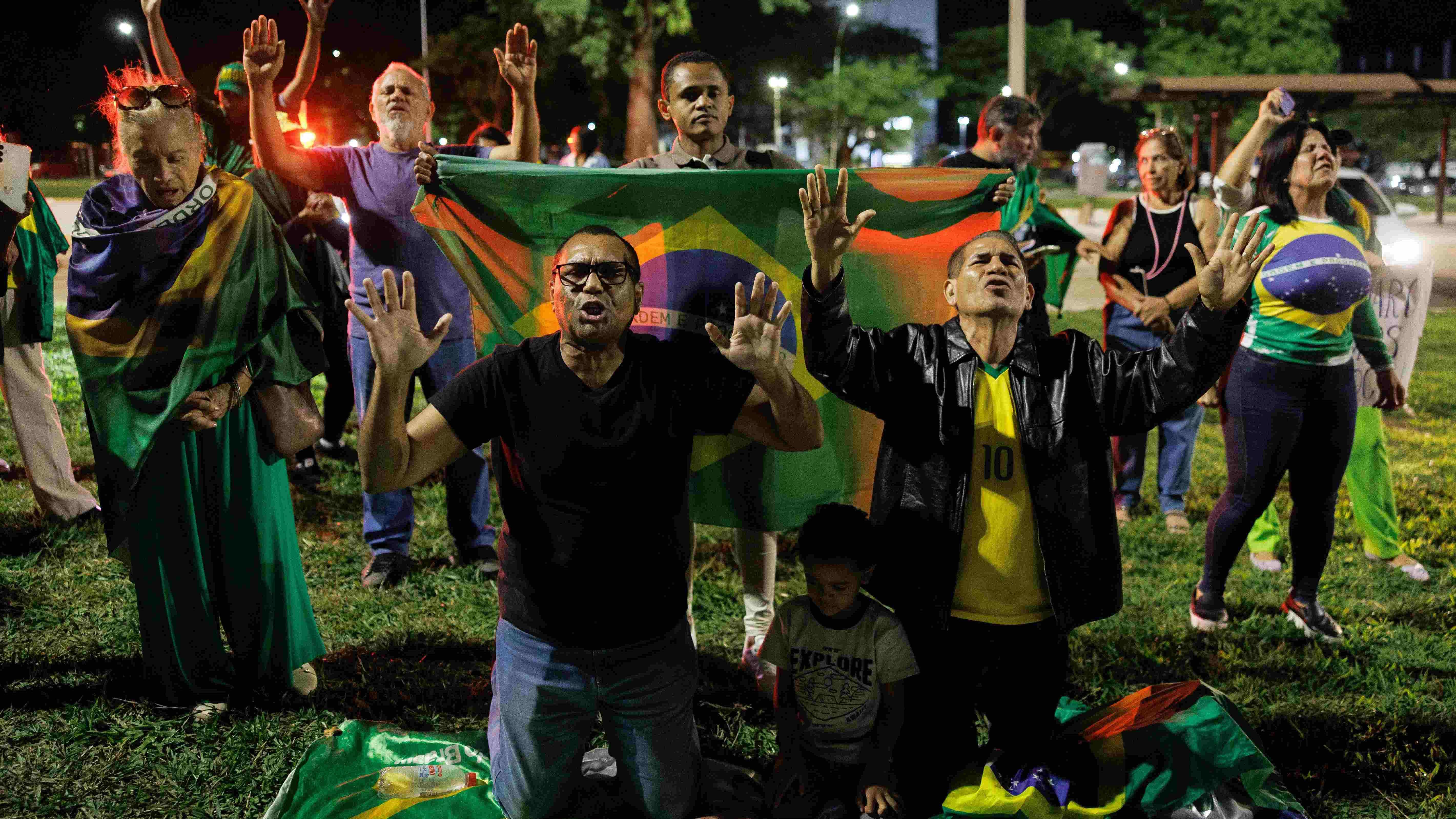 Apoiadores de Bolsonaro em vigília após prisão do ex-presidente. 