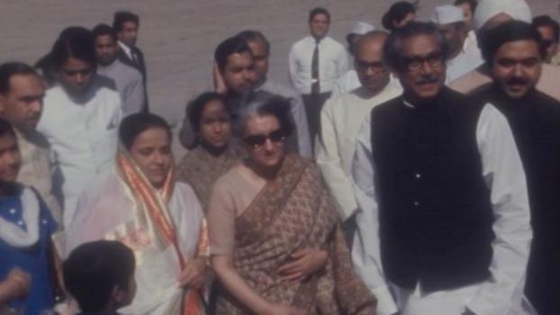 شیخ مجیب الرحمٰن 1974 میں سہ فریقی معاہدے پر دستخط کے بعد دہلی گئے تو دائیں طرف بنگلہ دیش کے اس وقت کے وزیر خارجہ ڈاکٹر کمال حسین تھے