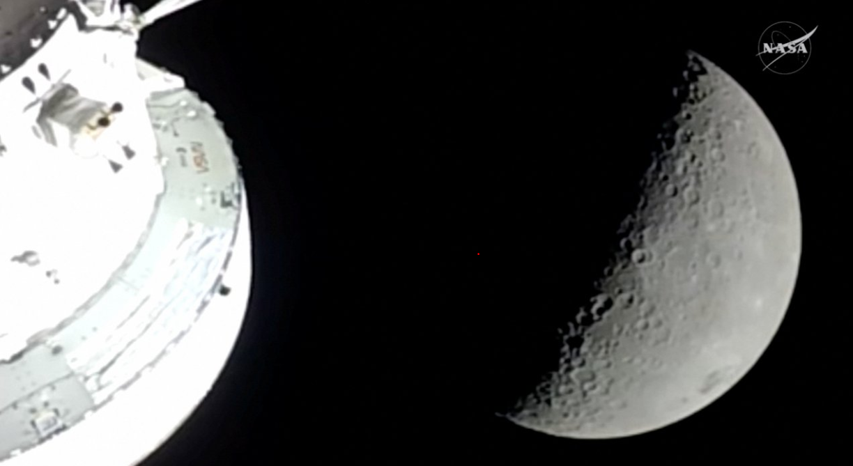 Imagen de la Luna captada desde la cápsula Orión este lunes.