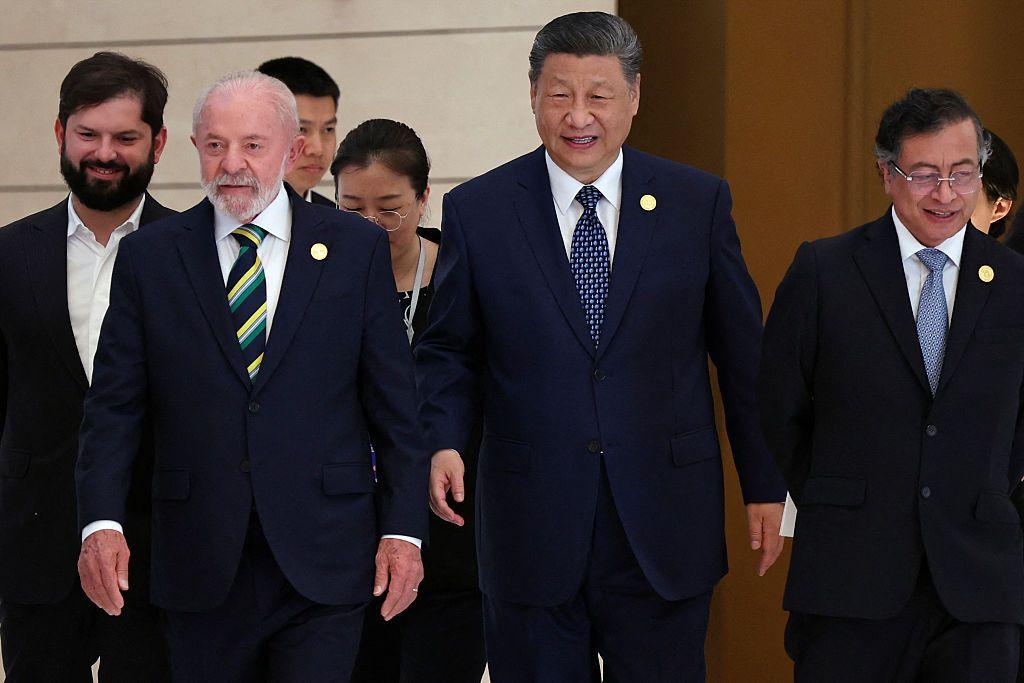 Xi camina junto a Boric, Lula y Petro