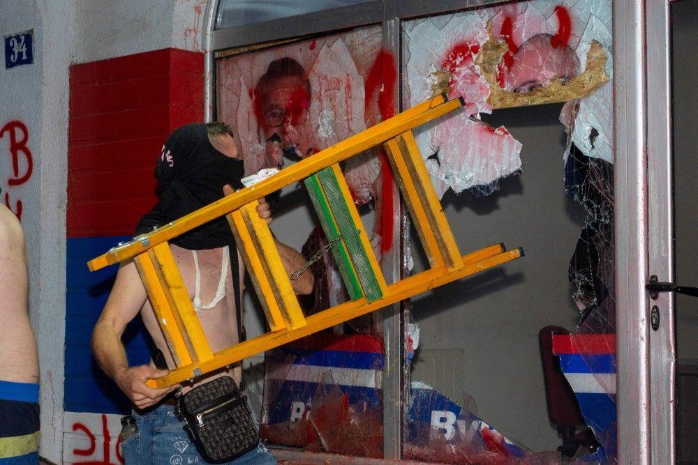 protsti u novom sadu, demonstrant razbija prostorije SNS u Novom Sadu
