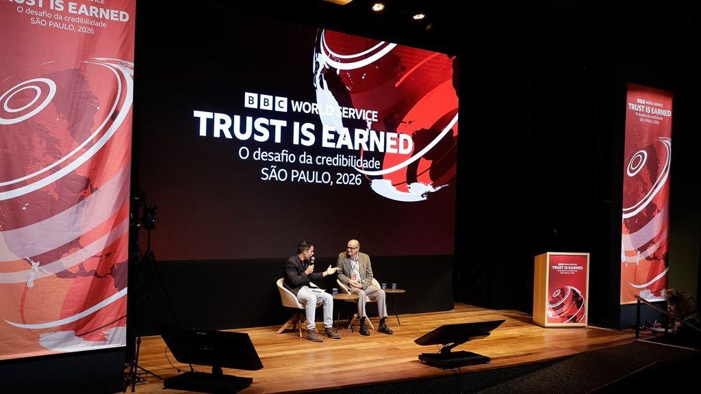 O jornalista Jo&atilde;o Fellet e Drauzio Varella sentados em cadeiras no palco, conversando