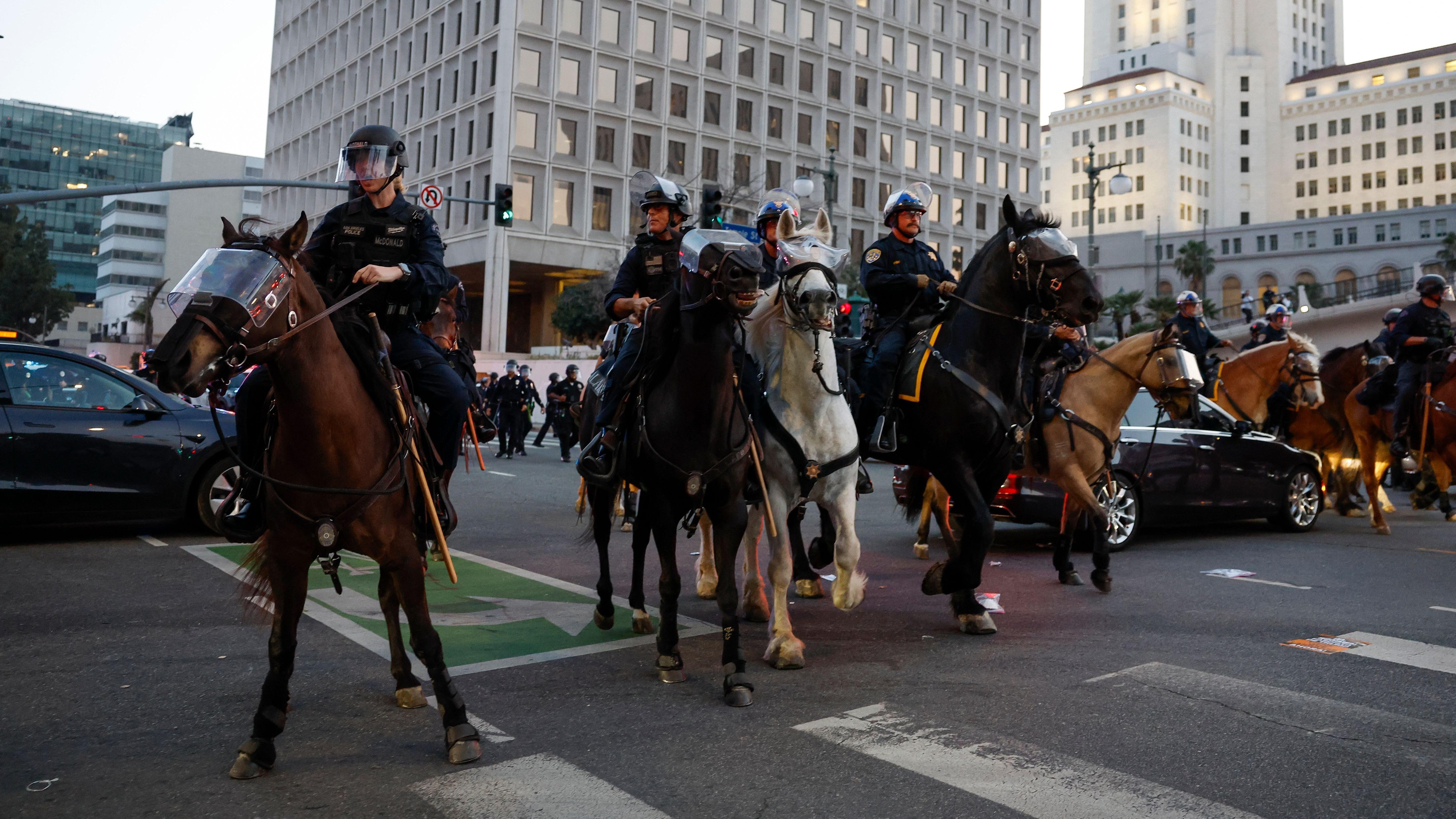 Mass arrests in LA as police enforce night-time curfew