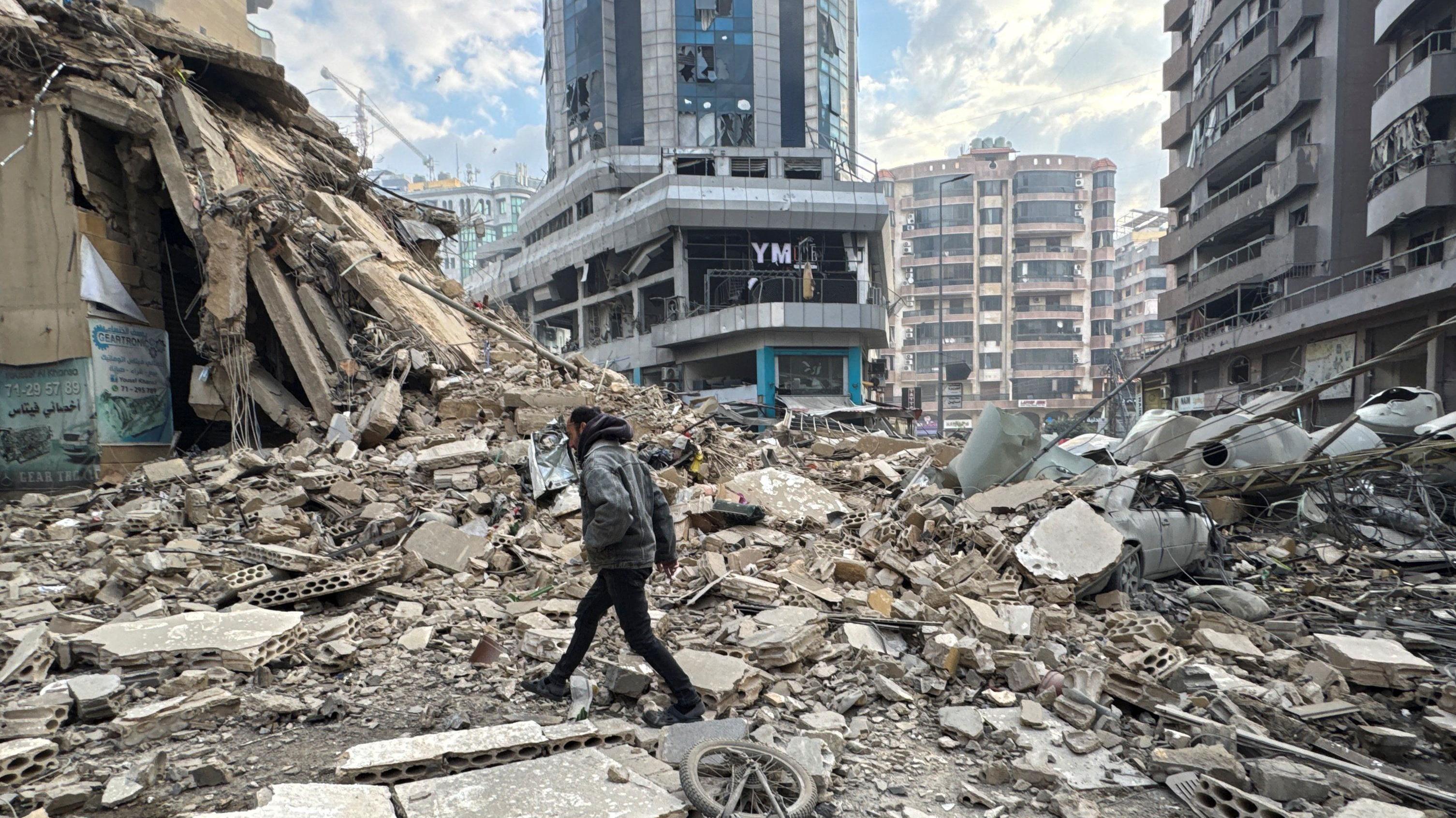 Čovek hoda po ruševinama