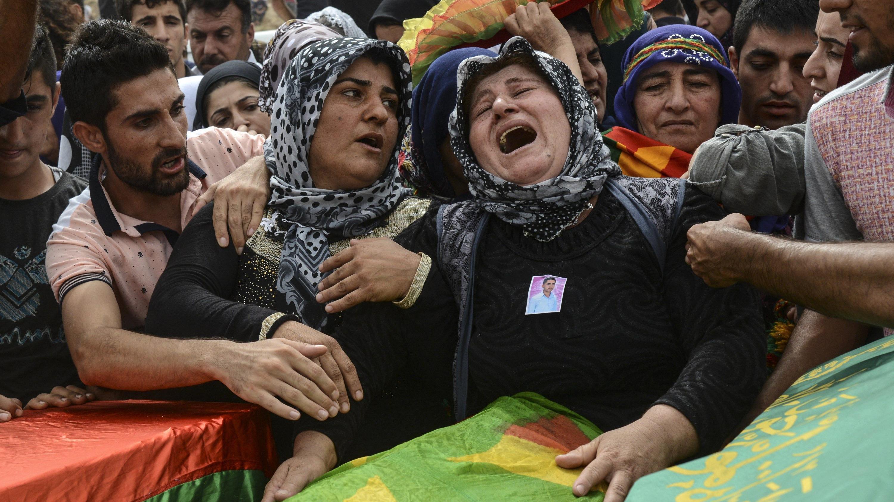 Familiares lloran a sus muertos en los enfrentamientos entre las fuerzas turcas y los combatientes del PKK en el sureste de Turquía, septiembre de 2015.