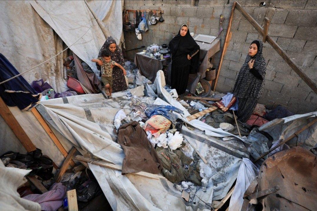 فلسطينيون يتفقدون الأضرار في موقع غارة إسرائيلية يوم الأربعاء 28 مايو/أيار 2026 في مدينة غزة