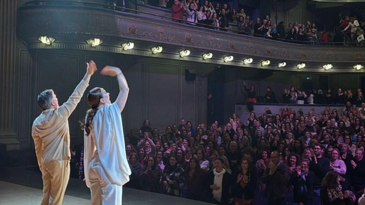 Claudia Raia e Jarbas Homem de Mello acenando para o público