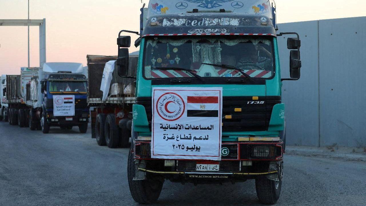 هل تنقذ "الهدنة الإنسانية" الفلسطينيين في غزة من "المجاعة"؟ 3 شاحنة مساعدات إنسانية متجهة إلى غزة.