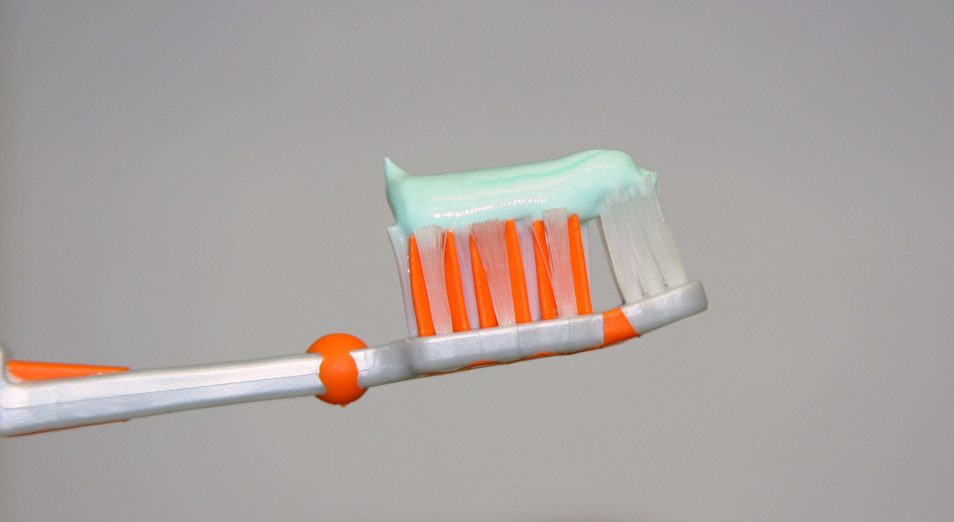 Un cepillo de dientes con crema dental