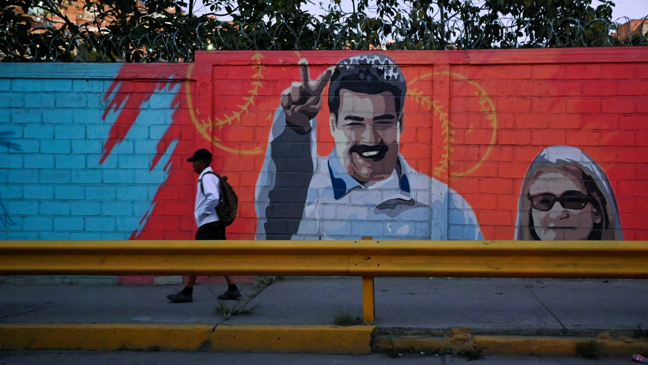 Likovi predsednika Venecuele i prve dame na jednom od zidova Karakasa 3. januara 2026. godine