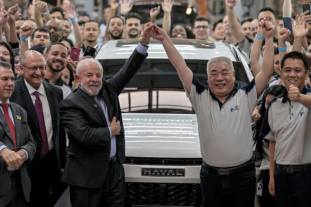 O presidente brasileiro Luiz Inácio Lula da Silva (E) e o CEO da Great Wall Motor (GWM) da China, Mu Feng (C-D), levantam as mãos durante a inauguração da fábrica de automóveis da GWM em Iracemápolis, estado de São Paulo, Brasil, em 15 de agosto de 2025